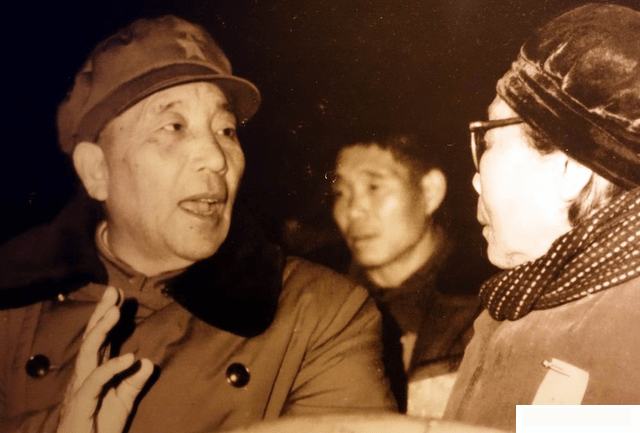 秘书告诉秦基伟，邓华坐在台下角落里，秦：不妥啊，请到主席台上