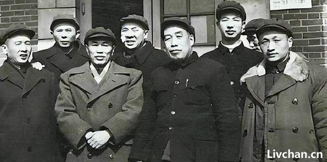 秘书告诉秦基伟，邓华坐在台下角落里，秦：不妥啊，请到主席台上
