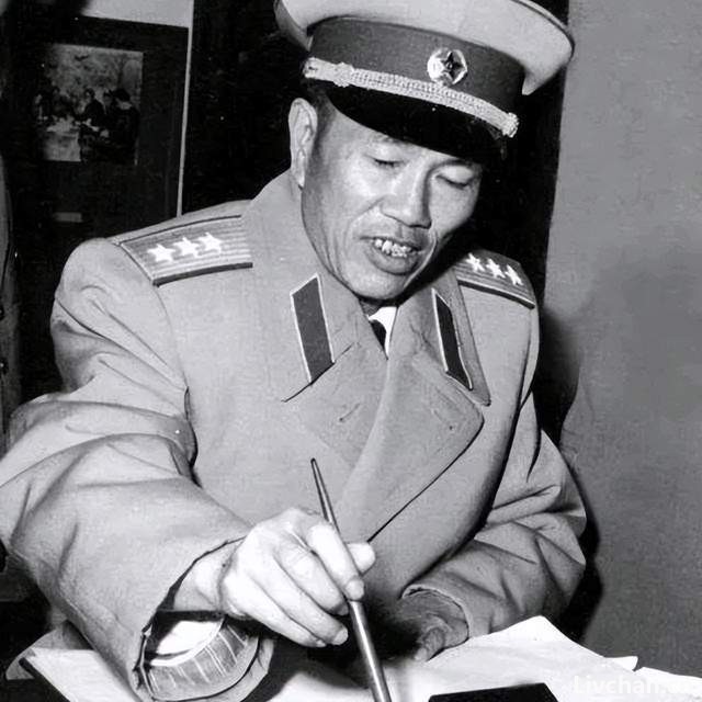 秘书告诉秦基伟，邓华坐在台下角落里，秦：不妥啊，请到主席台上