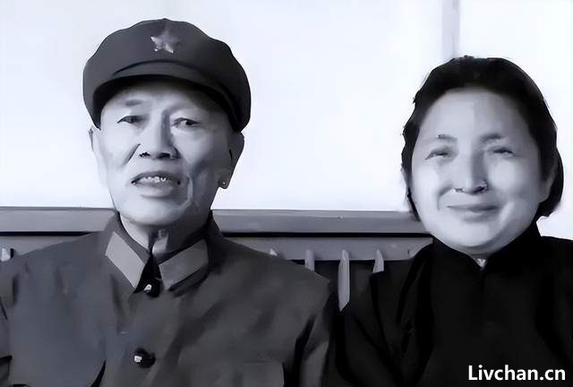 秘书告诉秦基伟，邓华坐在台下角落里，秦：不妥啊，请到主席台上