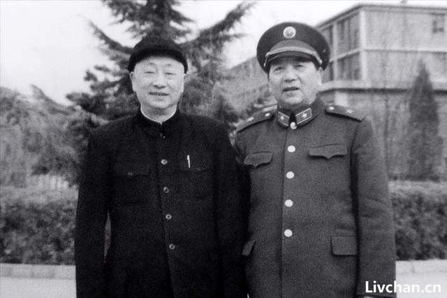 秘书告诉秦基伟，邓华坐在台下角落里，秦：不妥啊，请到主席台上