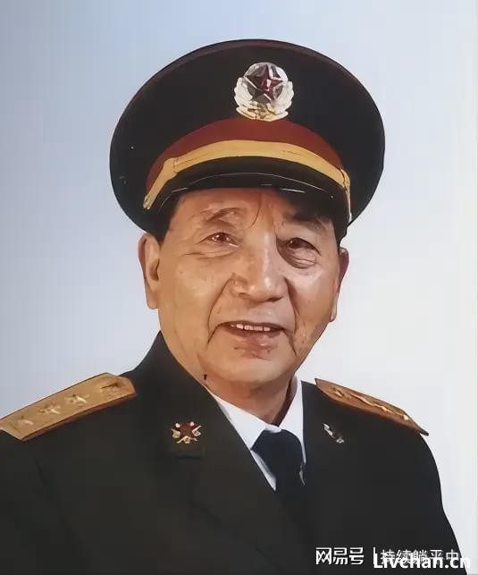 秘书告诉秦基伟，邓华坐在台下角落里，秦：不妥啊，请到主席台上