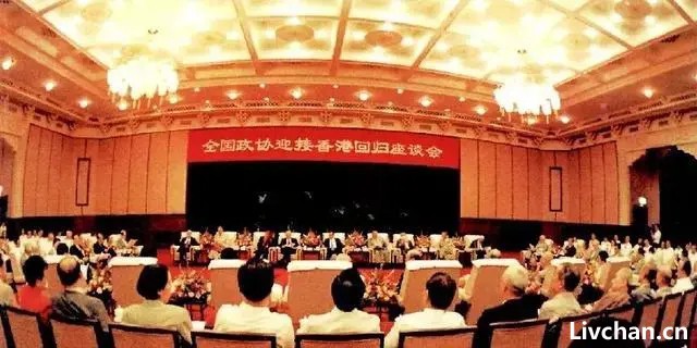 香港回归后是否要改变政治体制？李瑞环讲了一个老太太洗茶壶的故事