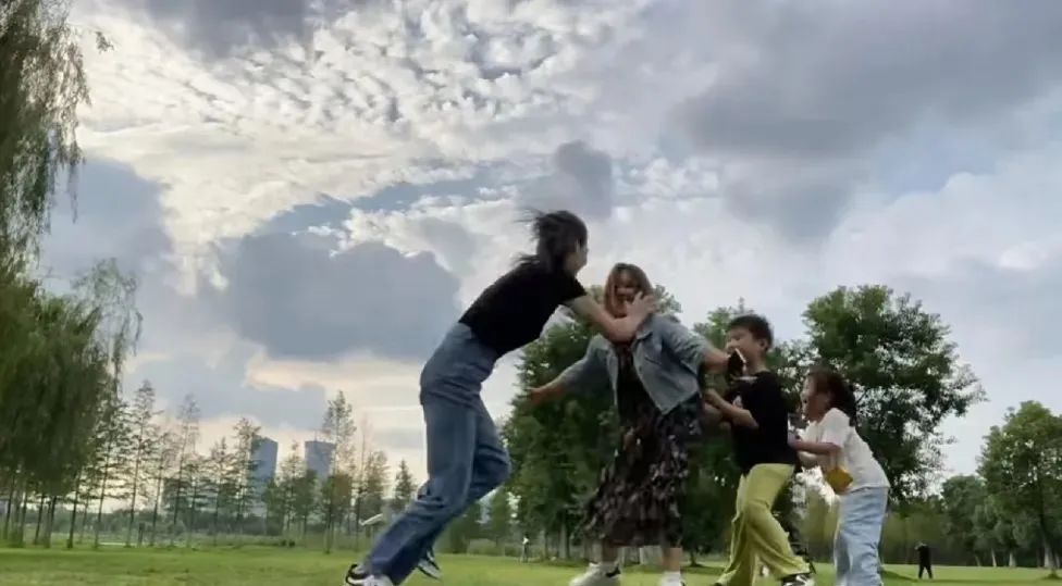 一种新型家庭模式出现了，两个单亲妈妈搭伙过日子，一家四口却没有老公…