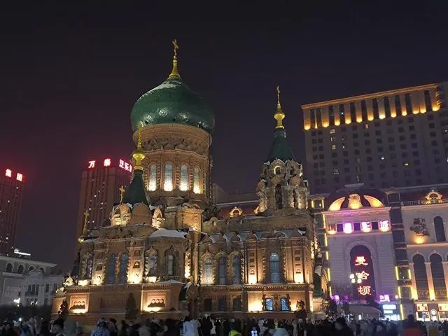 顶流哈尔滨：在流量与争议中出圈，当地商户称“相信它至少能火三年”