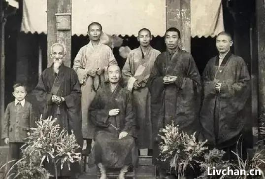 李叔同遁入空门后，弟子问他妻儿未来怎么生活？他的回答令人深思