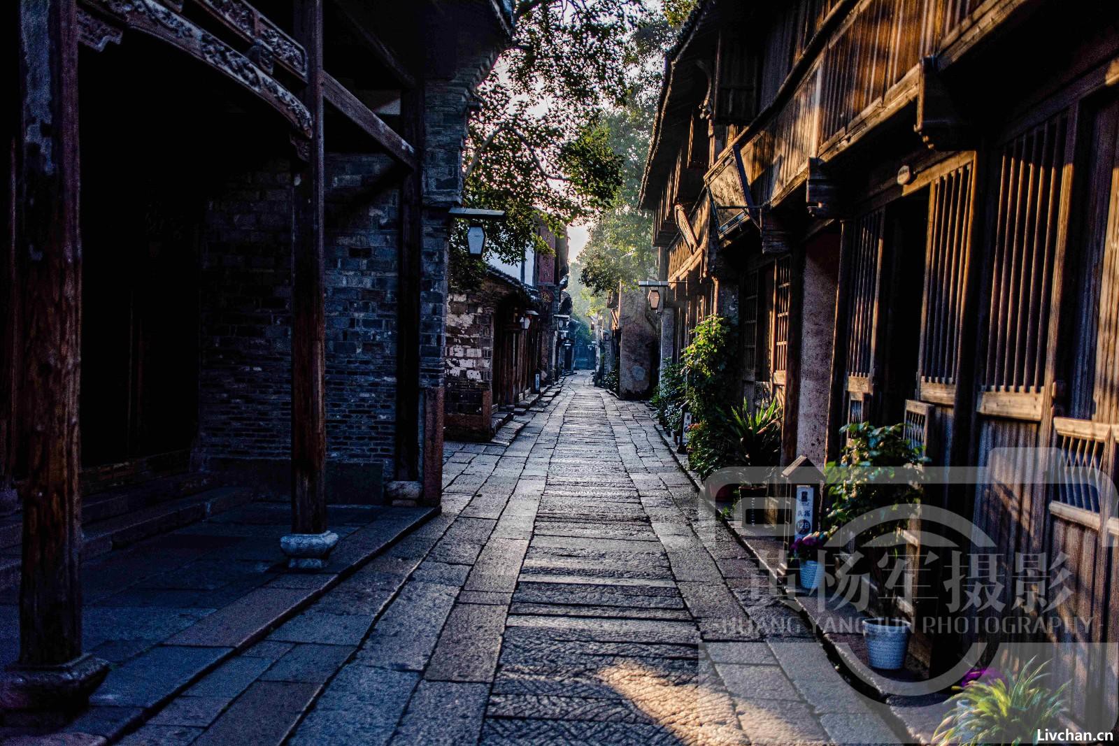 中国受人钟爱的江南古镇，处全国百强县境内，老街商铺无一相同