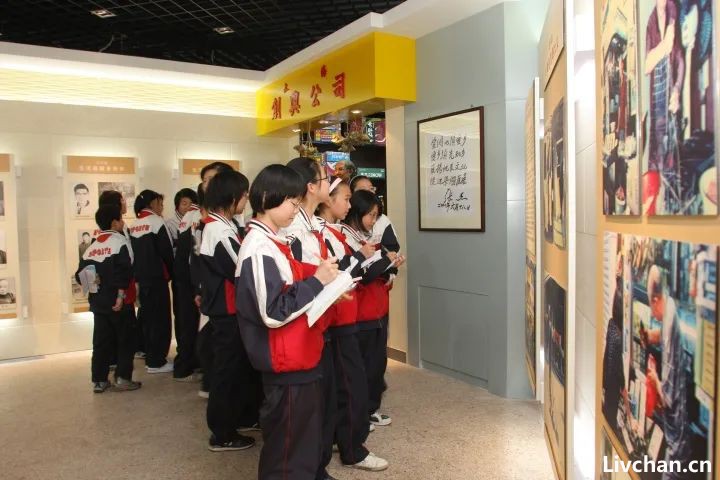 一名香港小贩的离世，为何让一座城动容？