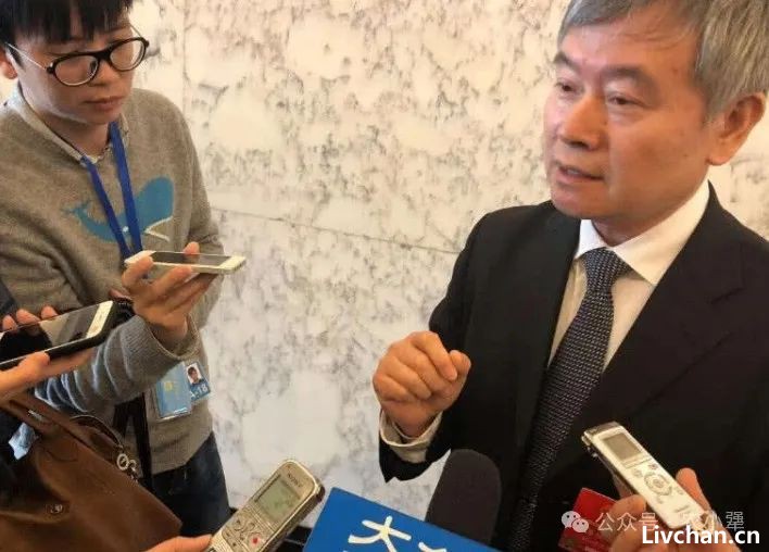 春雷一声劈“砖”家，冬雪三尺埋“叫”兽，横批:为民除害