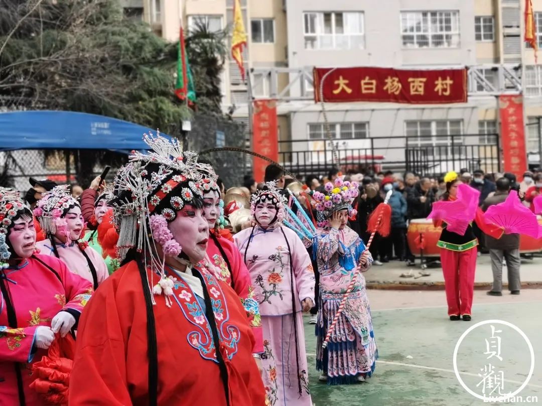 西安城北大白杨村的社火，如今只能在小区里自娱自乐