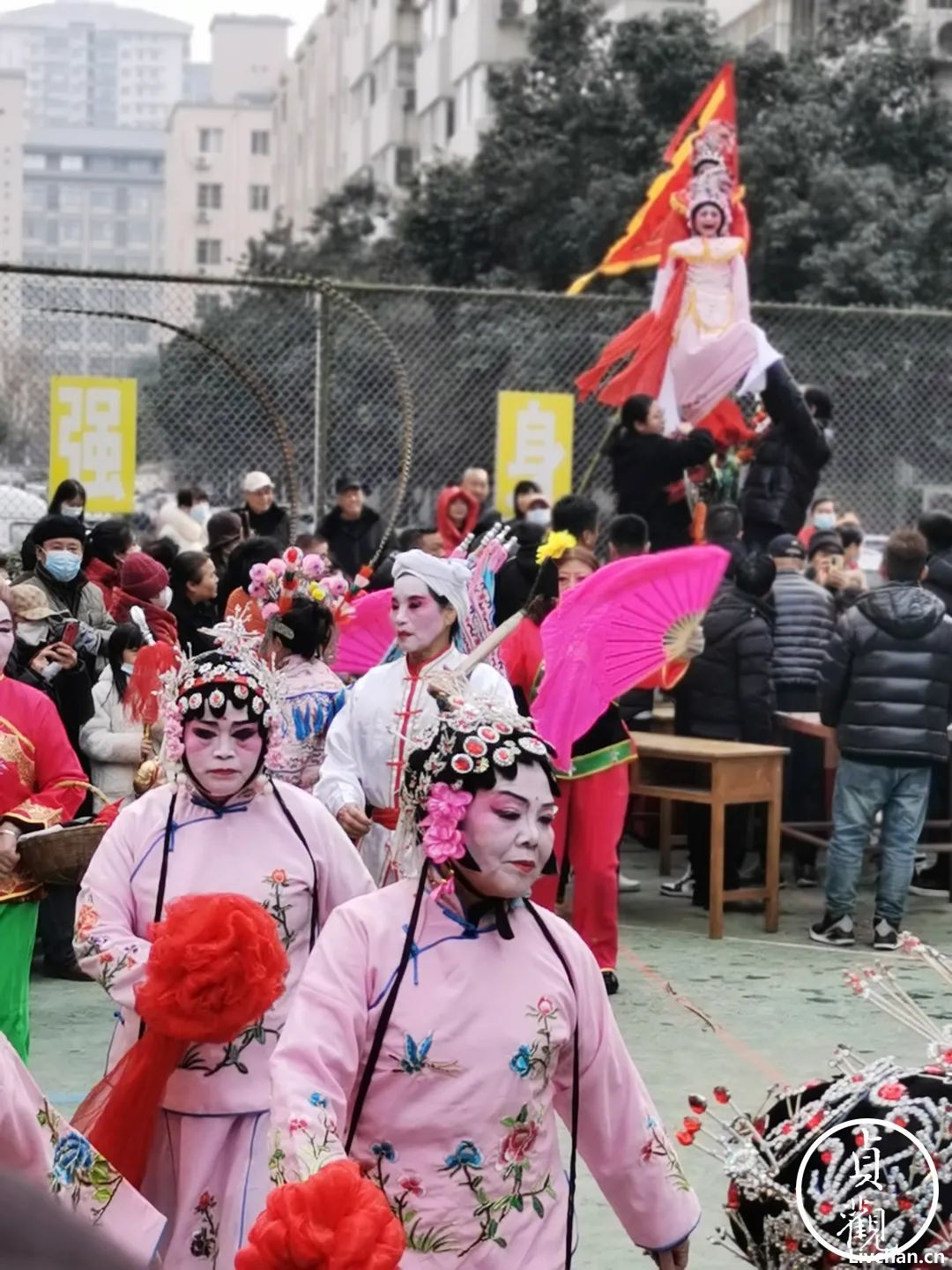 西安城北大白杨村的社火，如今只能在小区里自娱自乐
