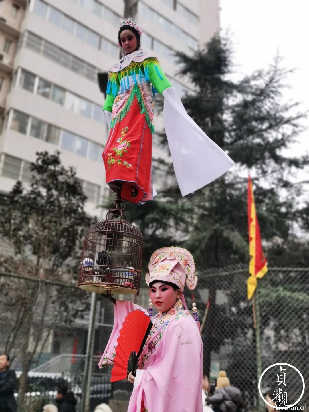 西安城北大白杨村的社火，如今只能在小区里自娱自乐