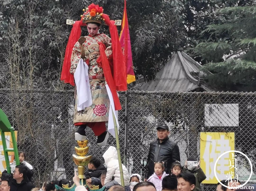 西安城北大白杨村的社火，如今只能在小区里自娱自乐