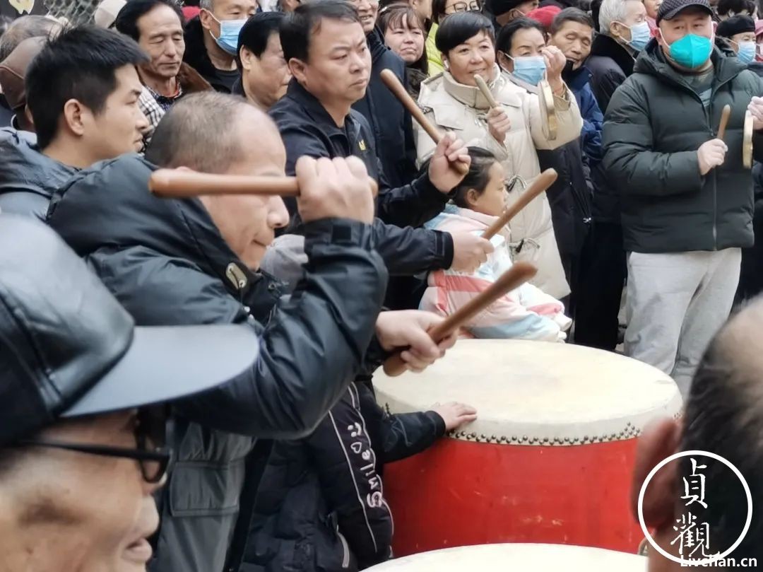西安城北大白杨村的社火，如今只能在小区里自娱自乐