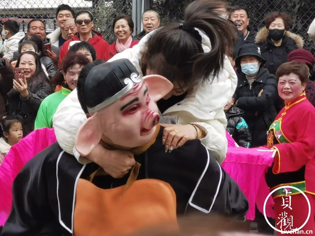 西安城北大白杨村的社火，如今只能在小区里自娱自乐