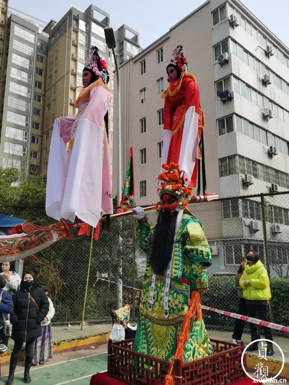 西安城北大白杨村的社火，如今只能在小区里自娱自乐