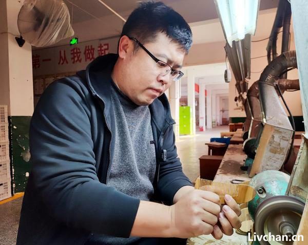 一件事 一辈子丨一句话让他“死磕”木梳14年
