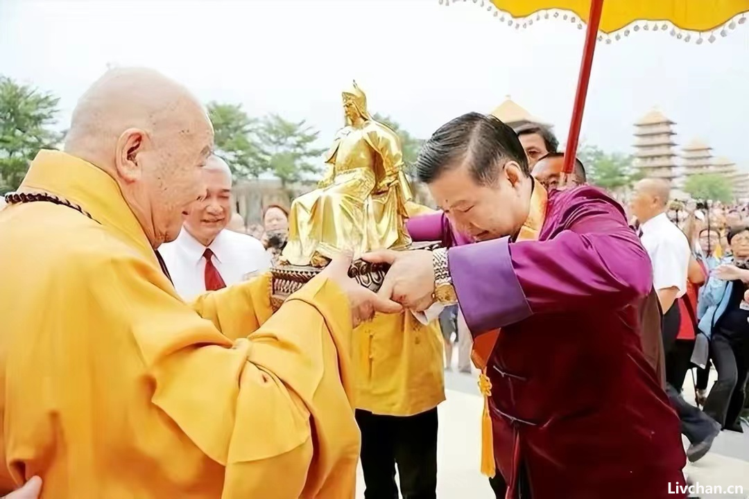 岳飞被杀后，一支后代逃到韩国，成了开国元勋，现在回国认祖归宗