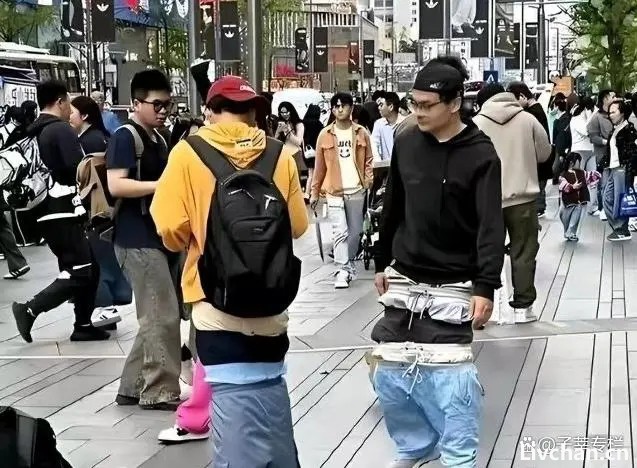 提不上裤子的年轻人，以为自己很有逼格，其实就是一群傻X