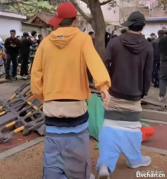 提不上裤子的年轻人，以为自己很有逼格，其实就是一群傻X