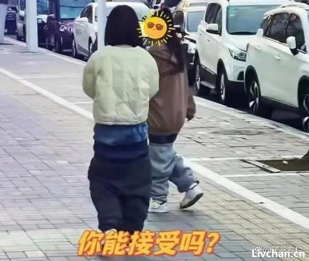 提不上裤子的年轻人，以为自己很有逼格，其实就是一群傻X