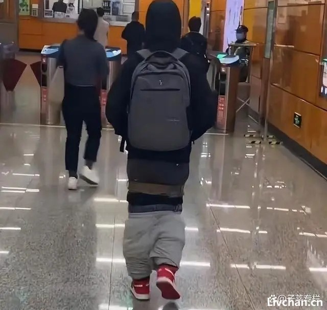 提不上裤子的年轻人，以为自己很有逼格，其实就是一群傻X