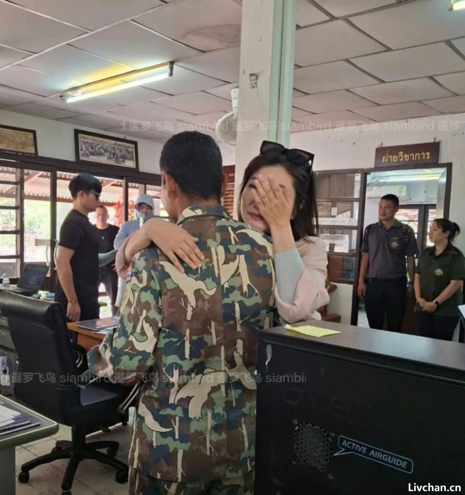 泰国悬崖杀妻案主角5年后返泰感谢救命恩人，深情拥抱百感交集流下热泪