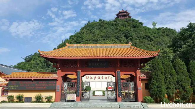 黄继光：牺牲时衣肉粘连，4天后双臂才被放下，遗体整理让人揪心
