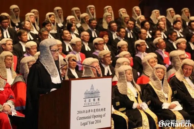 大英帝国都亡了，香港的法官们，几时才能把头上的方便面摘掉呢？