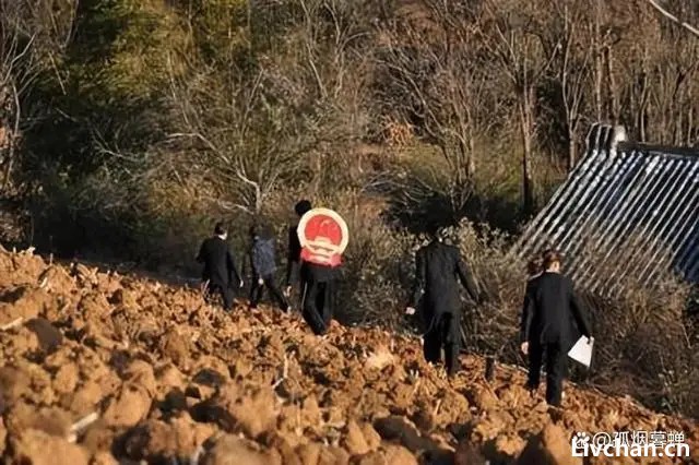 大英帝国都亡了，香港的法官们，几时才能把头上的方便面摘掉呢？