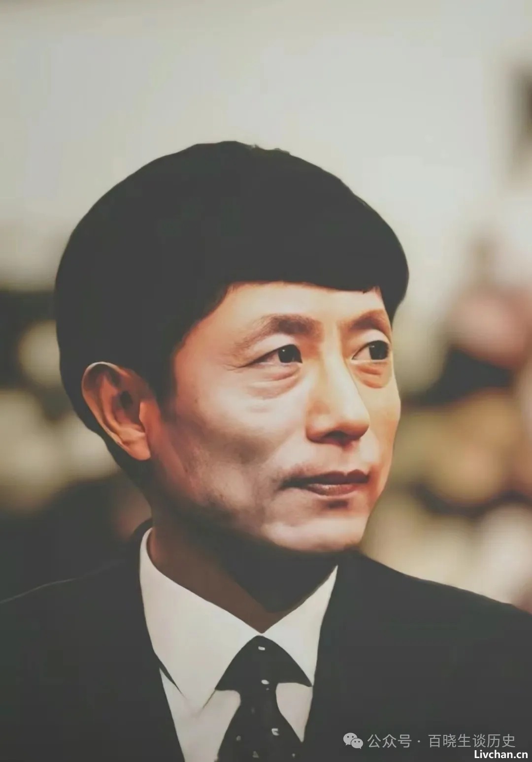 2016年，艾跃进追悼会的现场，群众自发排队悼念，哀荣备至