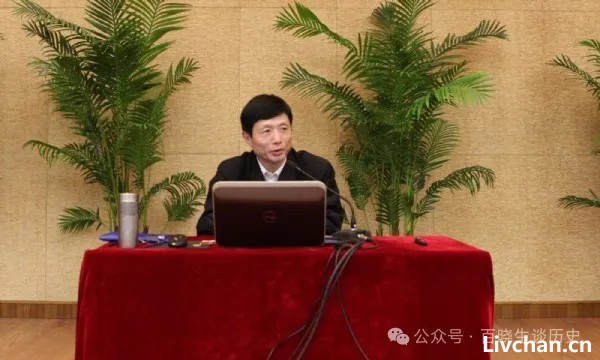 2016年，艾跃进追悼会的现场，群众自发排队悼念，哀荣备至