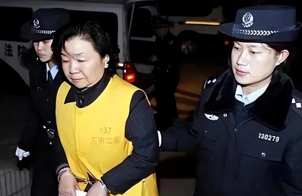 “三鹿奶粉”老板田文华，残害30万中国婴儿，为何能5年减刑3次？