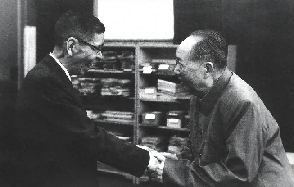 1973年一位美国公民访华,一生昂首挺胸的毛主席为何破格弯腰相待