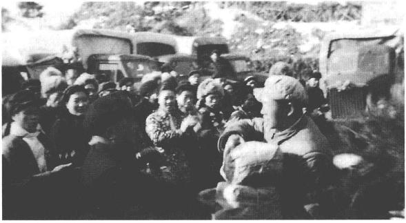 祖国慰问团雪中送炭，五圣山阵地情绪高涨