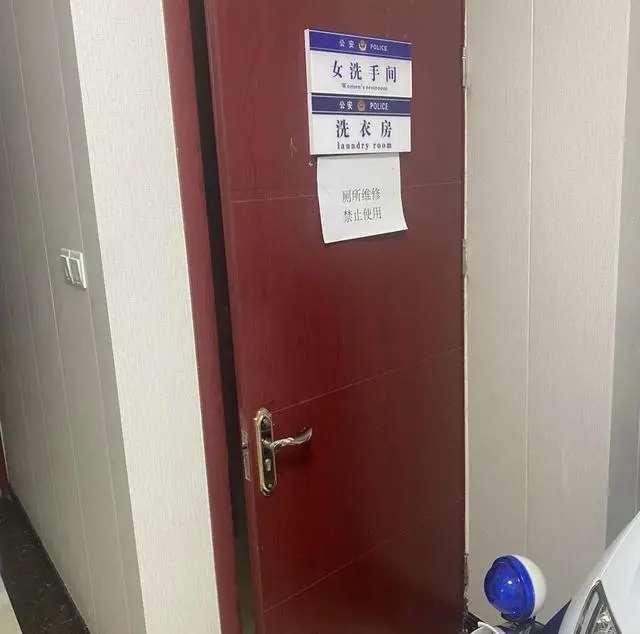 事发青海西宁：母亲派出所遭责骂，男子插话被警察拖进女厕群殴，警方多次上门谈私了