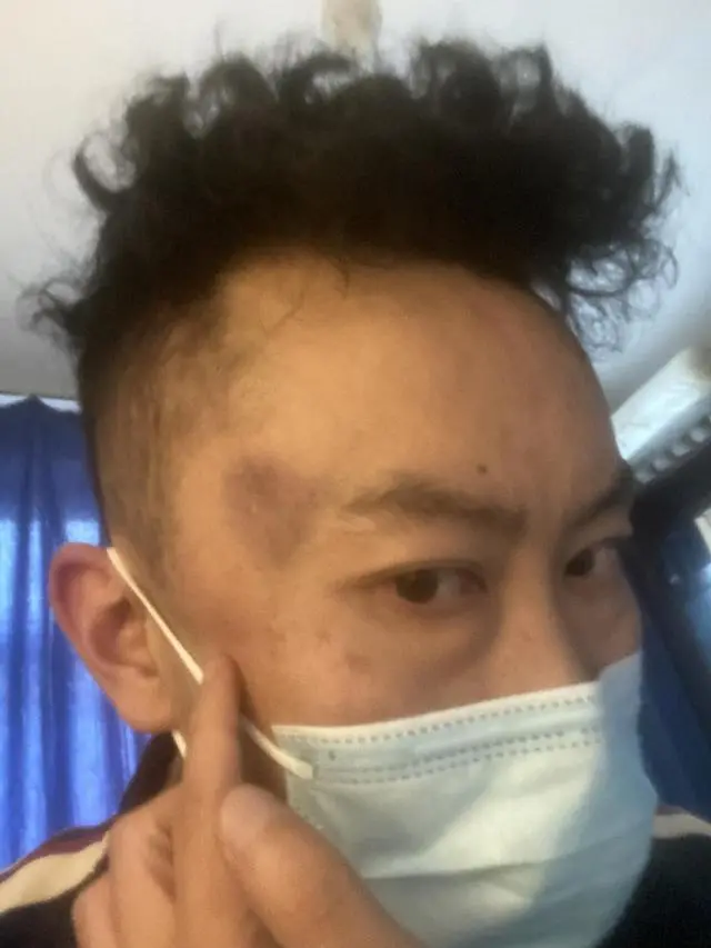 事发青海西宁：母亲派出所遭责骂，男子插话被警察拖进女厕群殴，警方多次上门谈私了