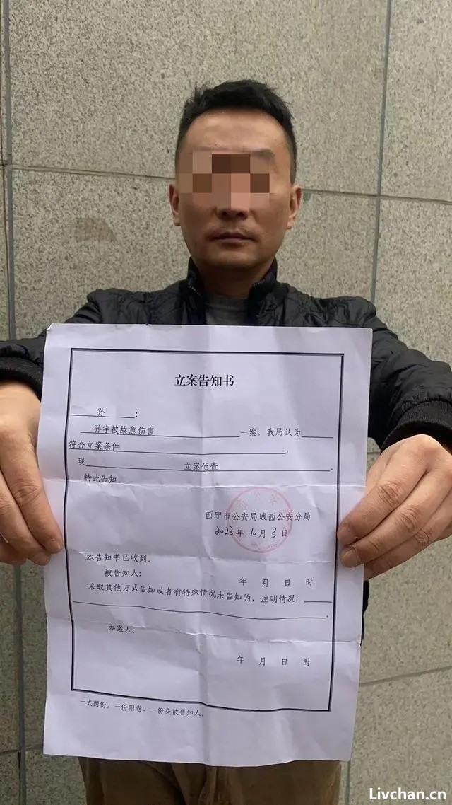 事发青海西宁：母亲派出所遭责骂，男子插话被警察拖进女厕群殴，警方多次上门谈私了