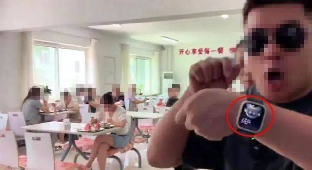市监局每天办公6.5小时，中午不到11点半就集体离岗吃饭。工作人员反问记者：有必要和您说吗？
