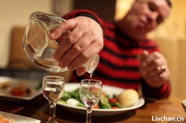 白酒是“毒酒”,不仅有害健康还会致癌?白酒究竟还能不能喝了? 白酒是“毒酒”,不仅有害健康还会致癌?白酒究竟还能不能喝了?