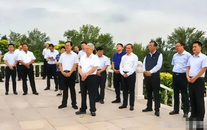 官场清一色的白衬衫，暴露出三个刺痛所有人的热点问题