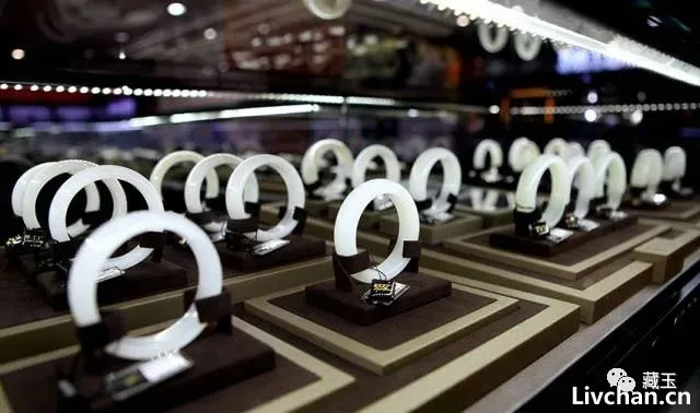 58万的玉镯暴跌90%,以5.8万成交,总共卖出700多万,最后连警察都惊动了!