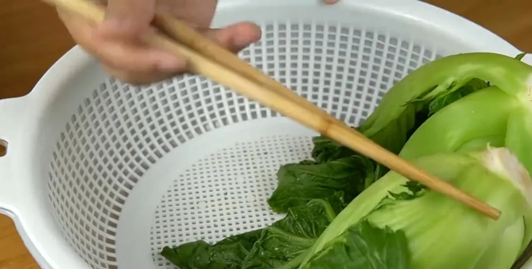 腌酸菜，只放盐是外行，记住这两个窍门