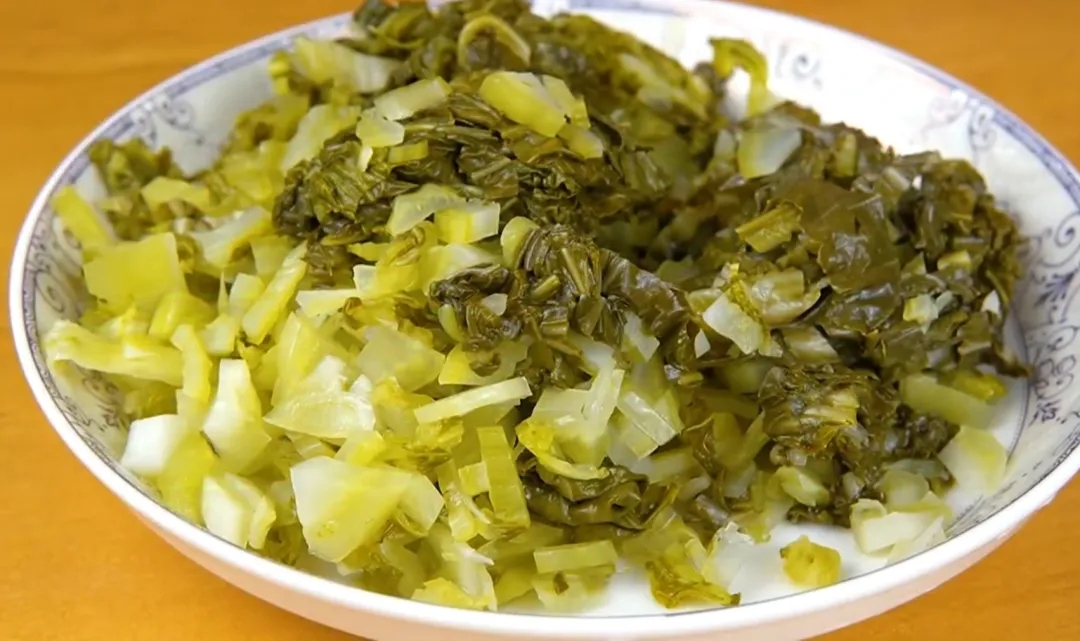 腌酸菜，只放盐是外行，记住这两个窍门
