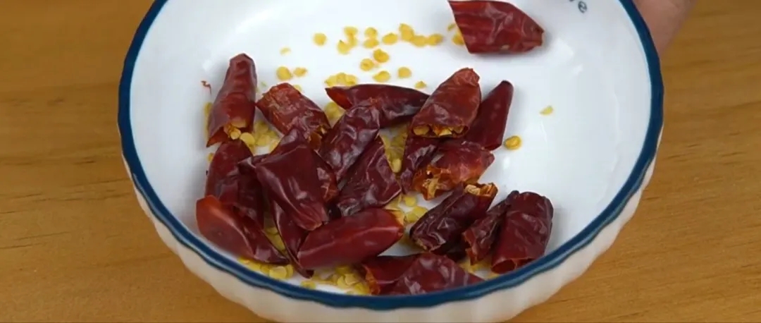 腌酸菜，只放盐是外行，记住这两个窍门