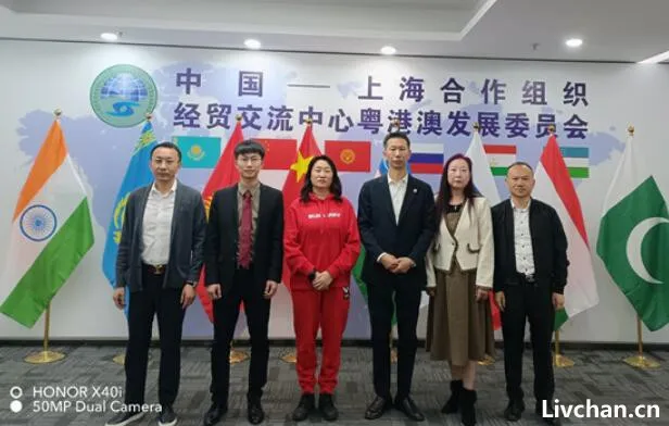 美女翻译在线讨薪,喊话上合组织于凤桥:谈着几亿的石油生意却拖欠2万元薪资?