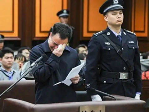 听纪委朋友说，有的领导干部在被抽掉鞋带和皮带后，一下就崩溃了，甚至个别胆小者顿时大小便失禁……