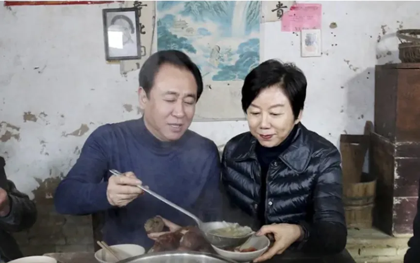 人在伦敦，每月领18万低保，许家印前妻却说不够花