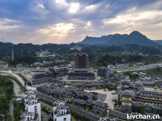 烂尾的文旅空城，有救了？