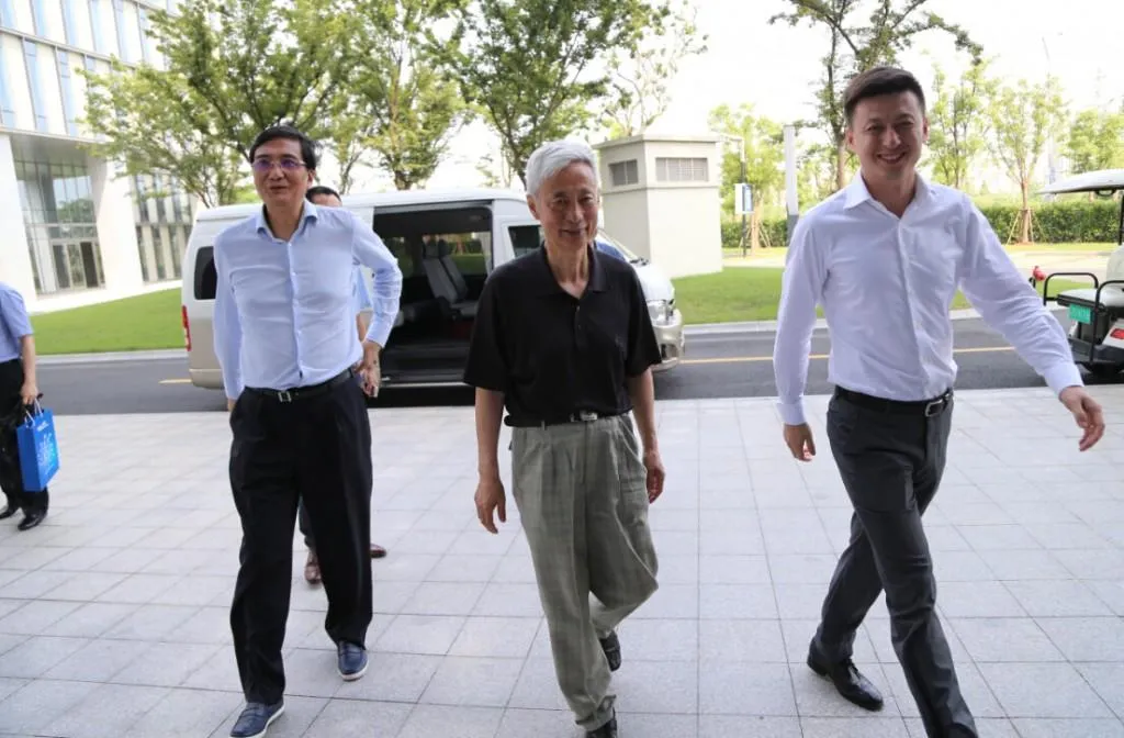 你能看到大街上的退休官员吗？